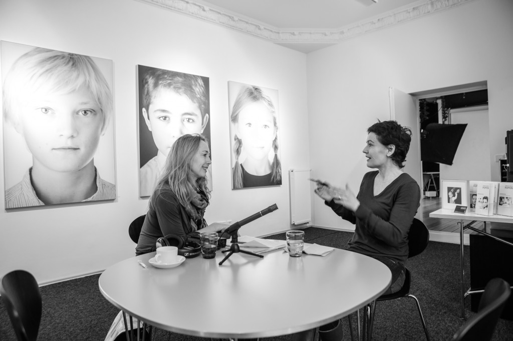 Das Interview mit Annette Koroll (re.) in ihrem Fotostudio in Berlin